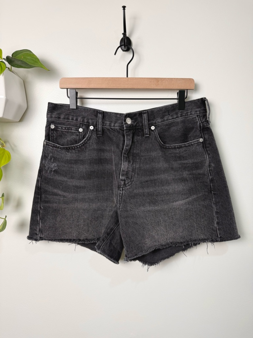 Madewell Relaxed Mid-Length Denim Shorts Bradbrook Faded Black Raw Hem Size 29